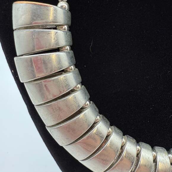 VINTAGE MATTE SILVER TONE CHUNKY NECKLACE statement - Picture 3 of 4